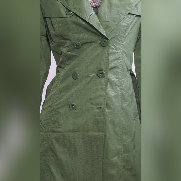 Women's Green Burberry Trench Coat with Belt and Buttons - Picture 5 of 9